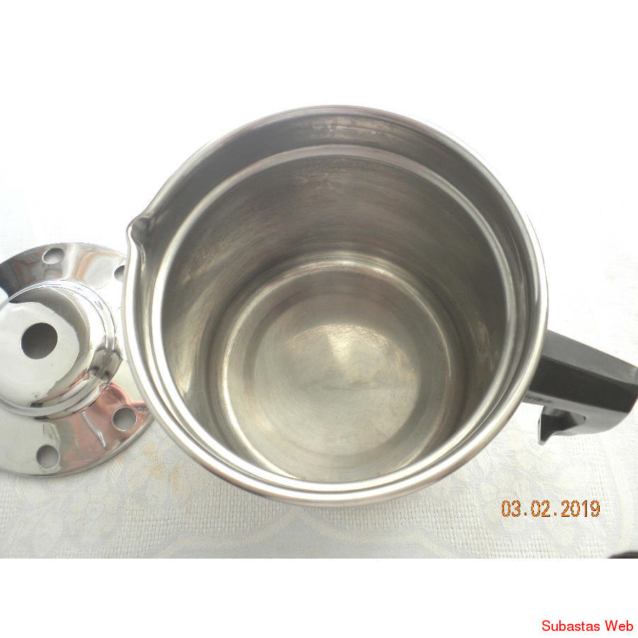 Jarro hervidor de acero inoxidable con tapa.