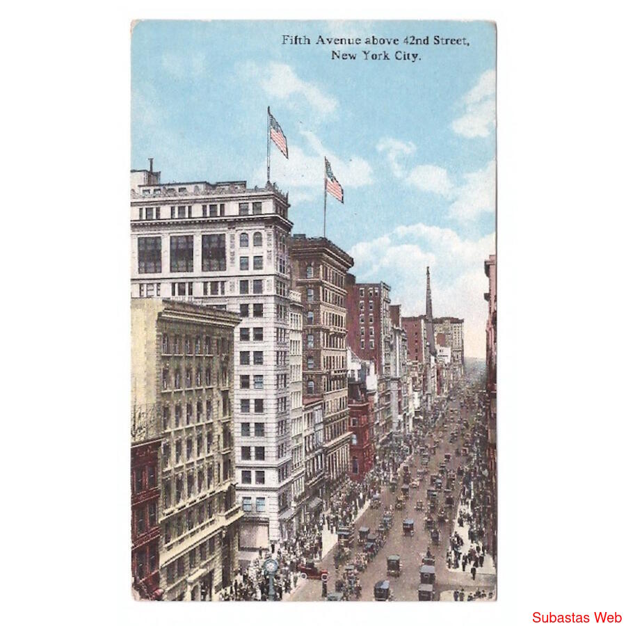 USA. New York City. Fifth Avenue above 42nd Street.