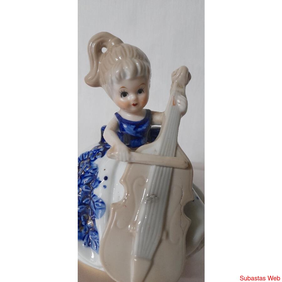 Figura con caja musical