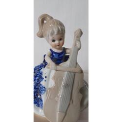 Figura con caja musical